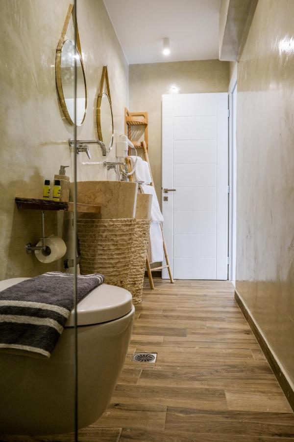 By Georgia Apartment Fira (Santorini)